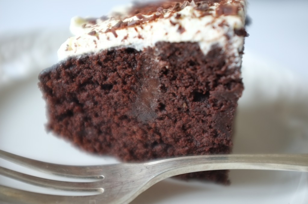 Le gâteau sans gluten chocolat café pour Damien, on apperçoit la sauce chocolat imbibée dans le gâteau qui le rend particulièrement moelleux