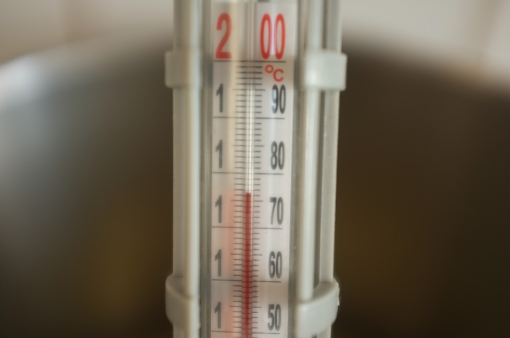 Pour assuré que la température de l'huile soit bonne, j'y trempe mon thermomètre à bonbon. 