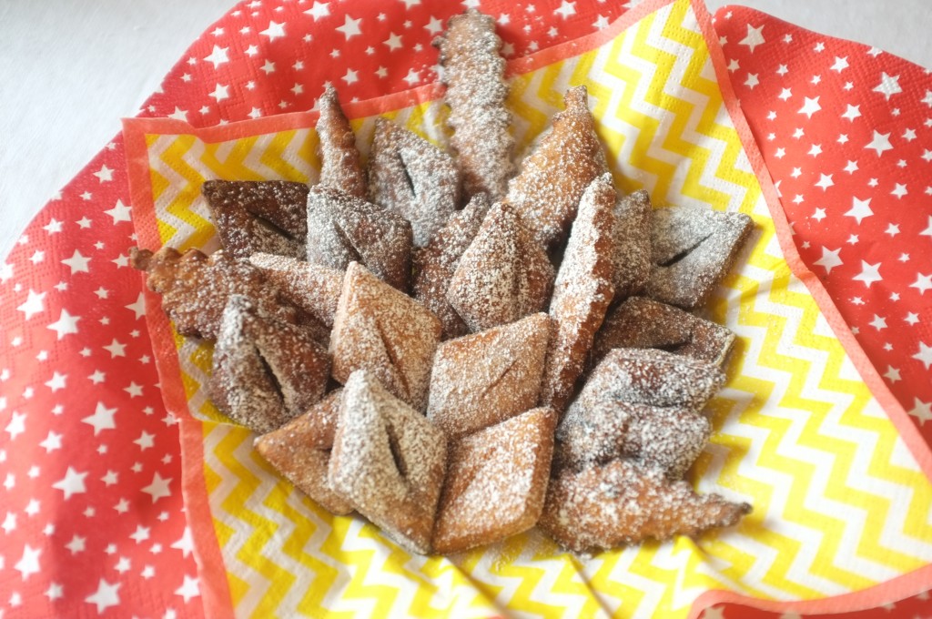 Les merveilles sans gluten sont saupoudrées de sucre glace et attendent le début de la fête !