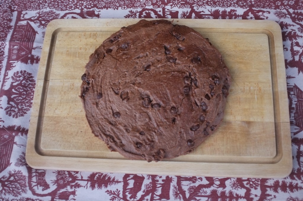 Le brownie sans gluten du mix de Soleil Vie sur la table. Il ressemble à un gros cookies car je n'avais qu'un moule rond...