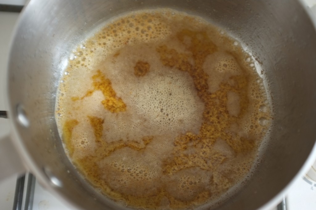 Le beurre prend un belle couleur châtain clair et sent bon la noisette