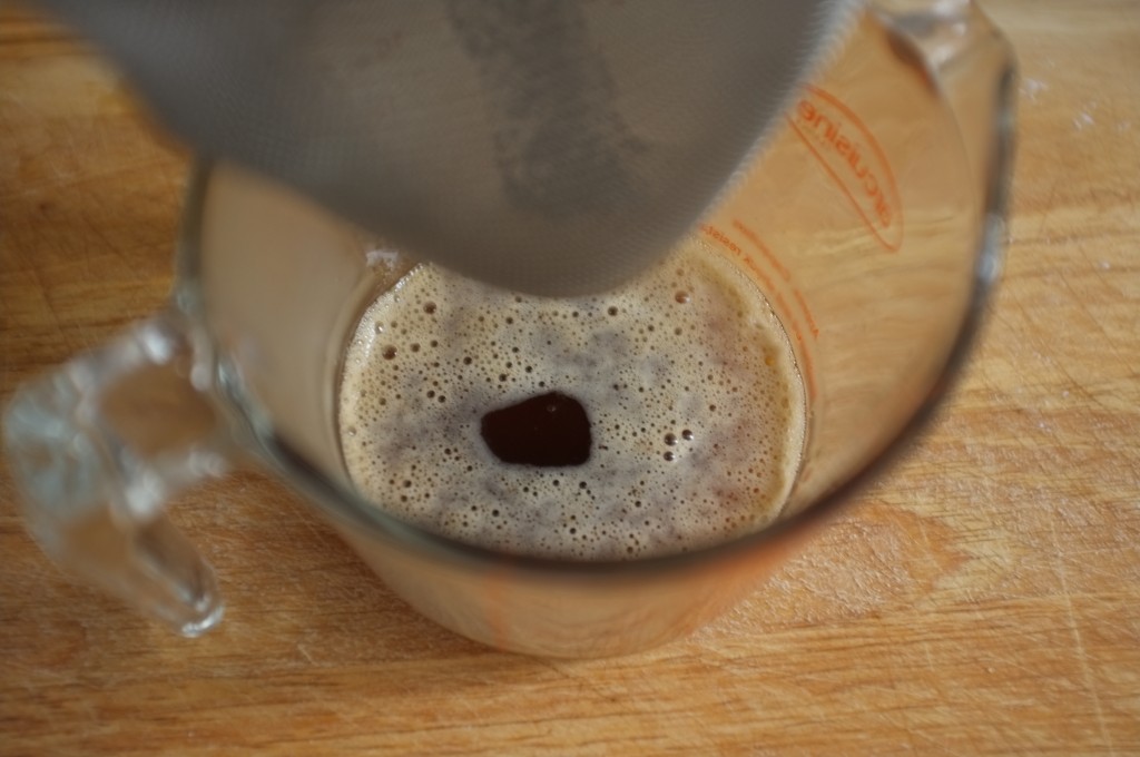 le beurre noisette est passé au chinois ( une passoire fine) pour récuper les petites impuretés 