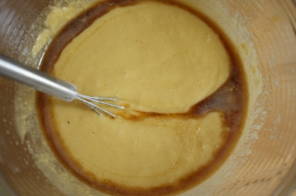 L'incroyable couleur caramel du beurre noisette dans la pâte du cake sans gluten