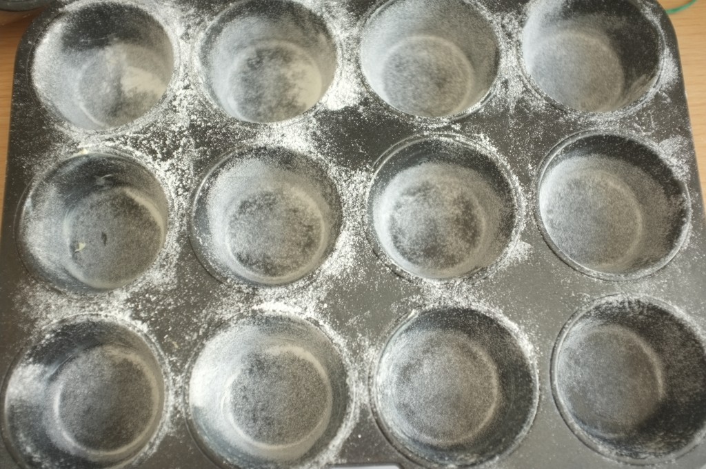 Les cavité de la plaque à muffins sont beurrées puis farinées