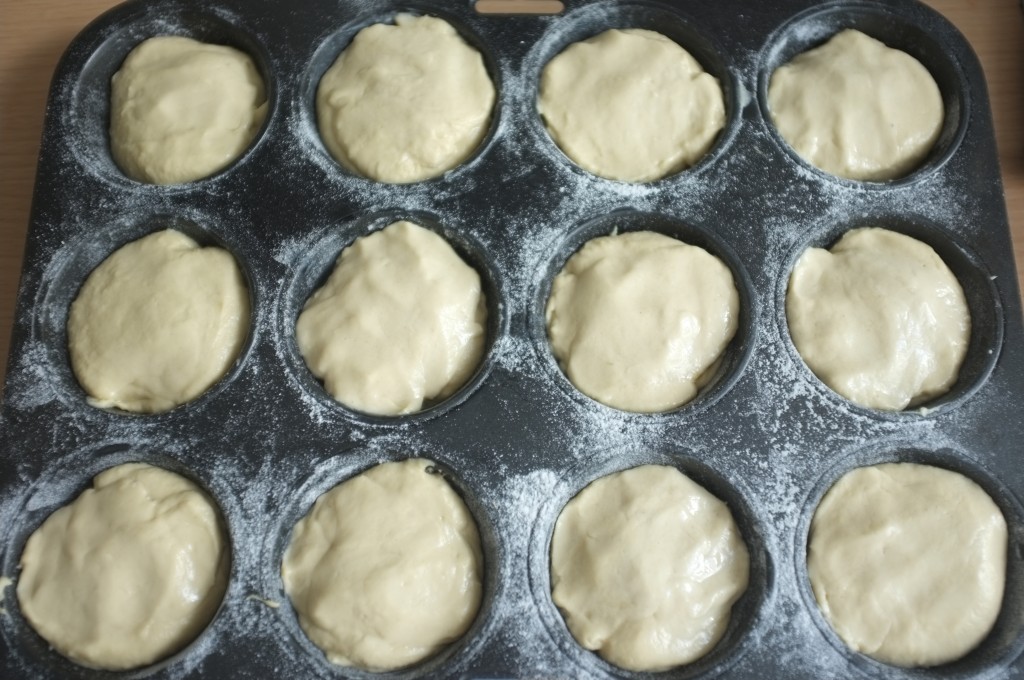 je lisse le dessus des petits pains de table avec des doigts mouillés