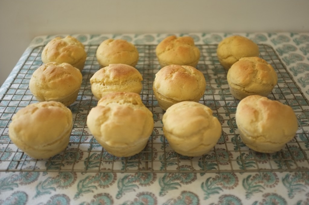 Les petits pains de tables sans gluten sont démoulés puis tiédissent sur une grille