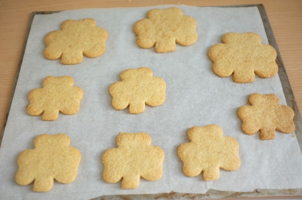 Les cookies sans gluten Saint Patrick à la sortie du four