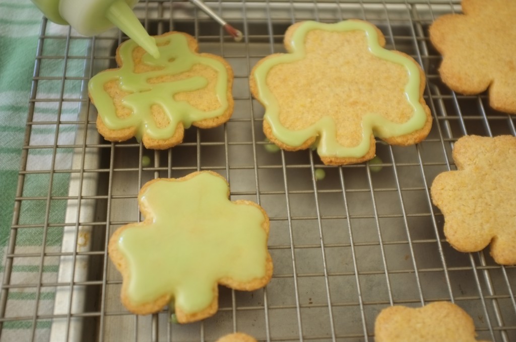 La décoration couleur verte des cookies sans gluten Saint Patrick