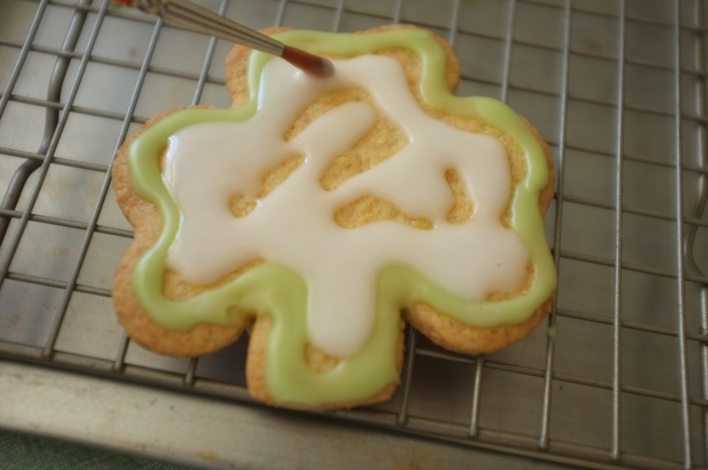 Une fois le conture vert un peu sec, je décore l'intérieur avec le glaçge blanc