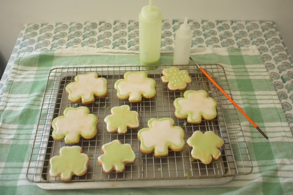 La première partie des cookies Saint Patrick sèchent