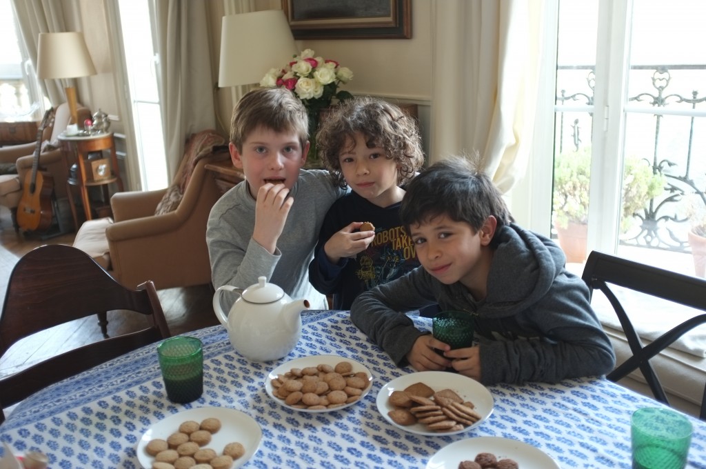 William, Gaspard et Victor en plein test de biscuits.