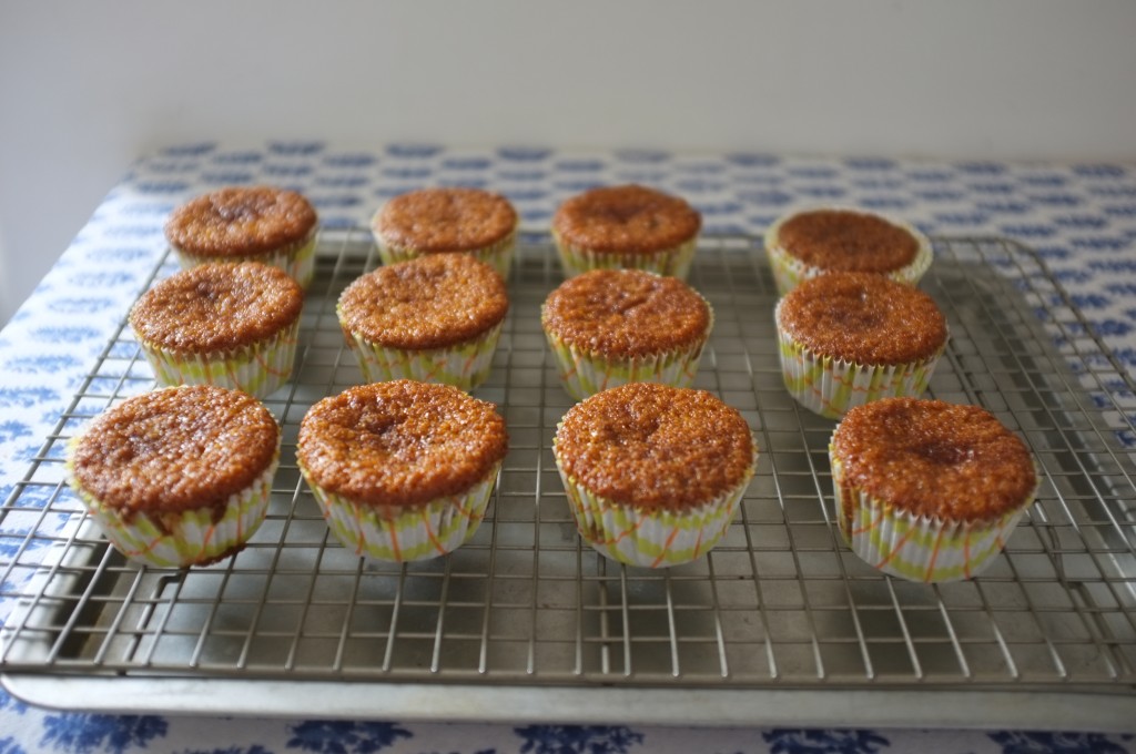 Les cupcake sans gluten à la carotte refroidissent sur une grille avant le glaçage