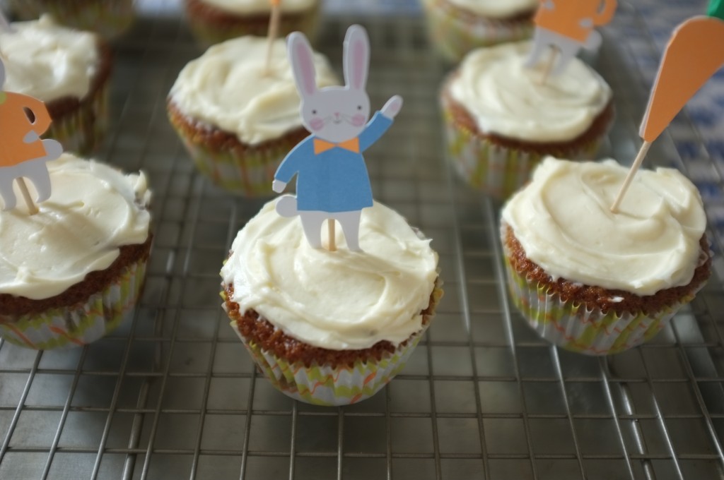 Un petit lapin de Pâques décore le glaçage du cupcake caroote sans gluten