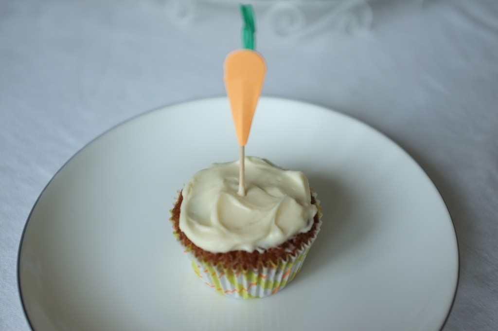 Le cupcake sans gluten à la carotte attend le lapin de Pâques