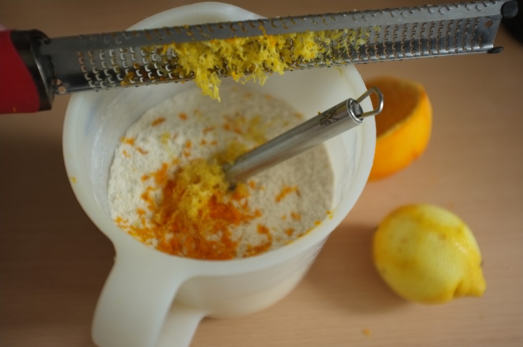 Le zeste d'orange et de citron mélangé aux ingrédients secs