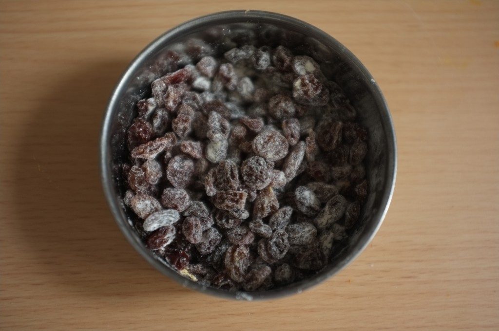 Les raisins secs sont saupoudrés d'une cuillère à café du mélange des ingrédients secs sans gluten.