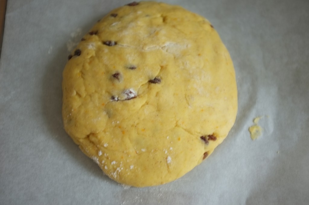 La boule de pâte sans gluten légèrement farinée à la sortie du mixeur.