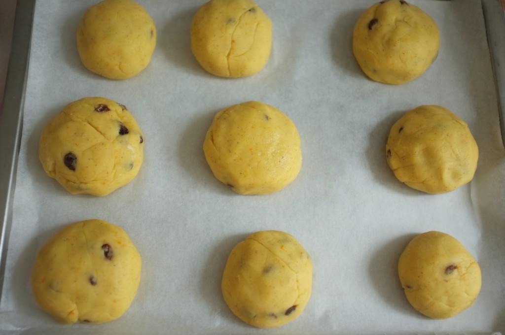 Les petits pains de Pâques sans gluten sont formés à la main