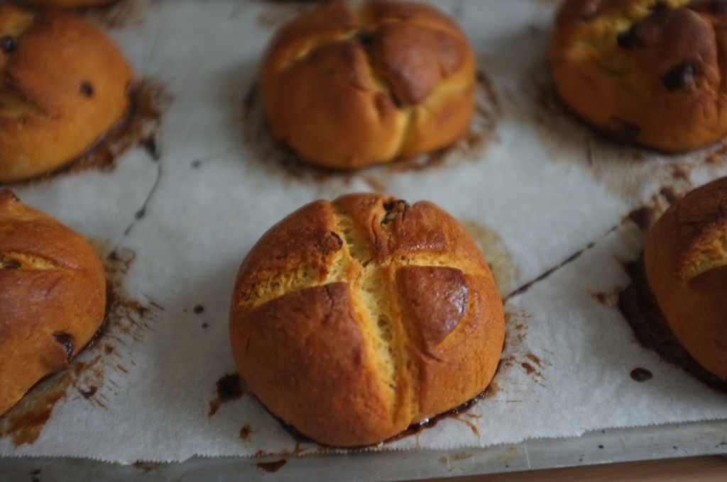 Les petits pains de Pâques sans gluten à la sortie du four.