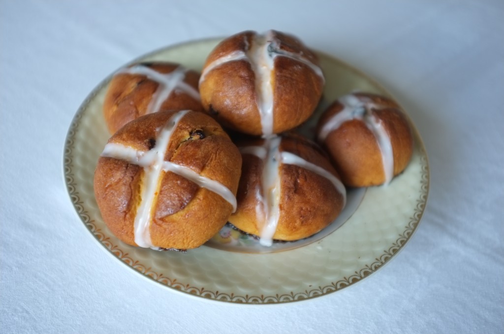 les petits pains de Pâques sur la table du déjeuner de Pâques.