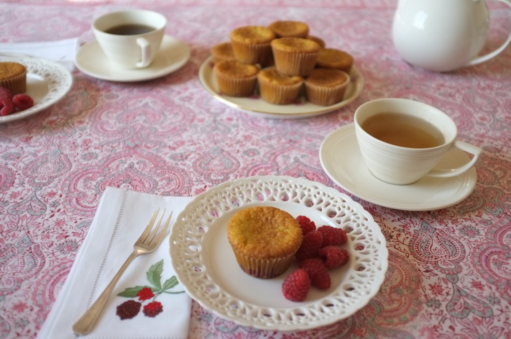 les muffins sans gluten amande framboise sur la table du petit déjeuner