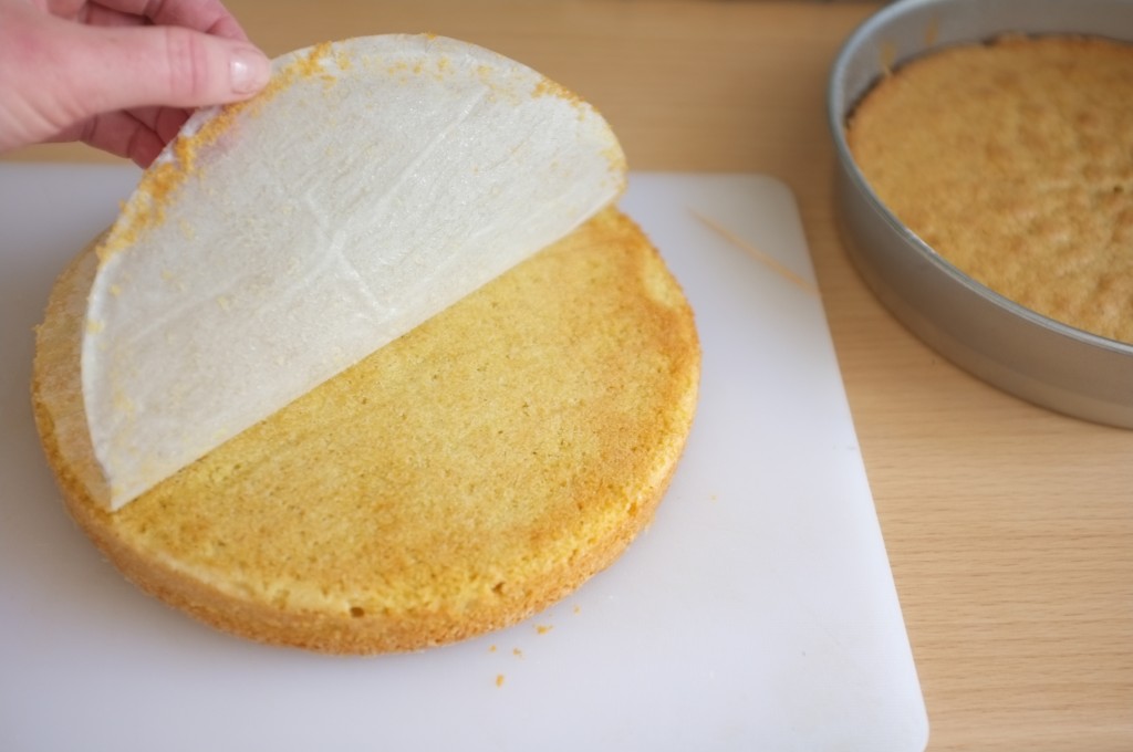 Le papier cuisson de retire délicatement du gâteau Victoria sans gluten
