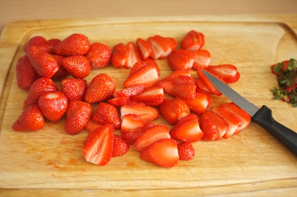 Les fraises sont coupées en fines lamelles