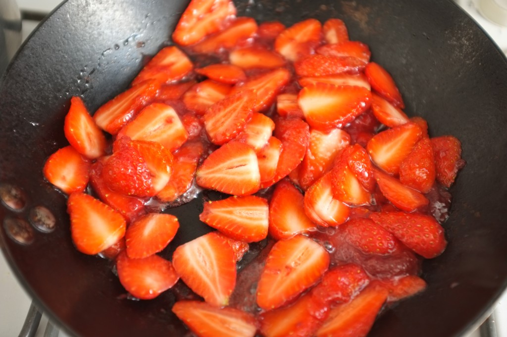 Les fraises sont cuitent quelques munites avec de la confiture fraise-framboise