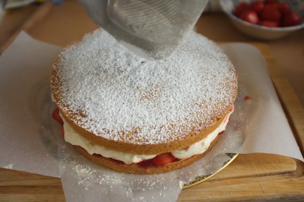 Le second gâteau est déposé sur la crème fouetté et saupoudré de sucre glace