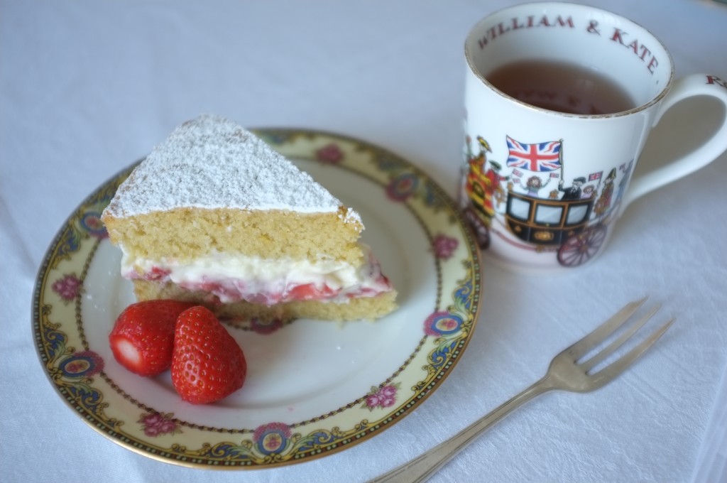 Une part de gâteau Victoria sans gluten et une tasse de thé en l'honneur du mariage des Kate & William