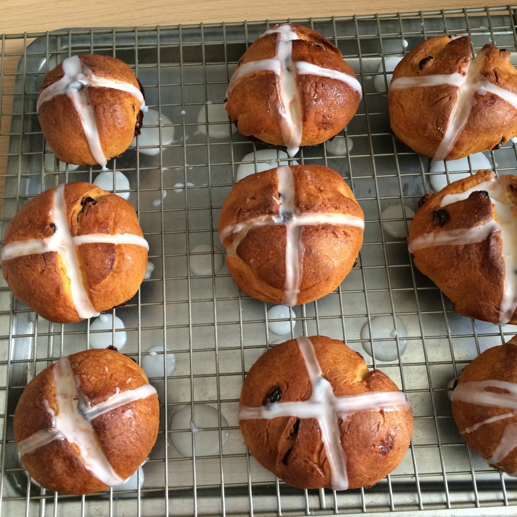 Le glaçage des petits pains de Pâques sèche. J'aime qu'il soit bien blanc alors je passe deux couches de glaçage.