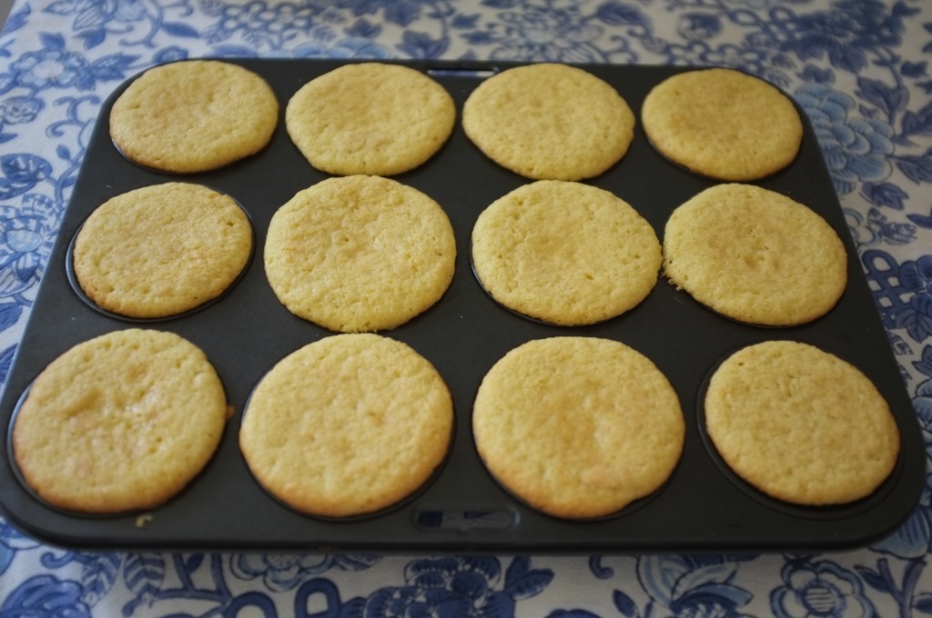 Les cupcakes sans gluten au citron vert à la sortie du four