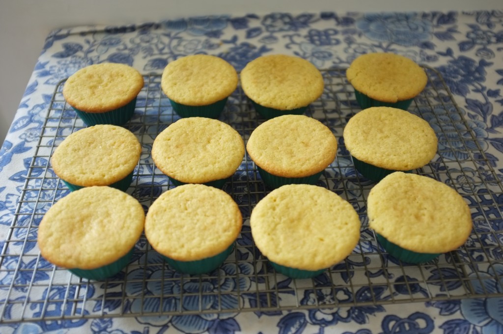 Les cupcakes sans gluten au citron vert refroidissent avant d'être décorés de crème au beurre 