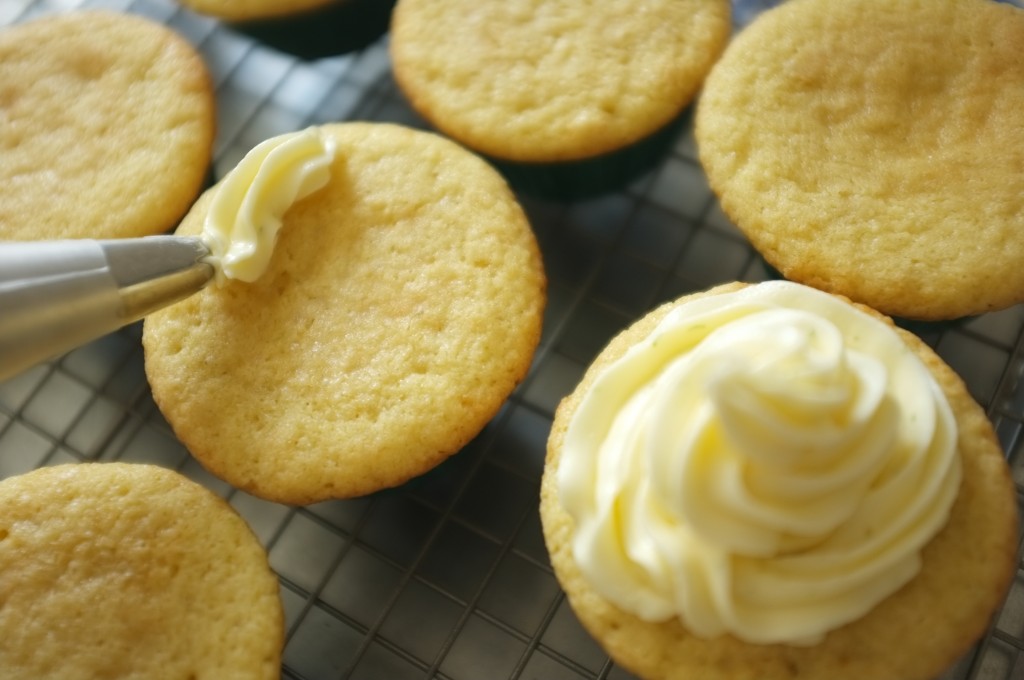 J'ai choisi un enbou de poche à pâtisserie cranté pour décorer les cupcakes au citron vert