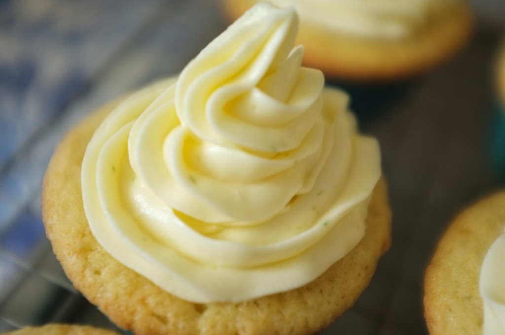 On apperçoit dans la crème au beurre les zestes de citron vert