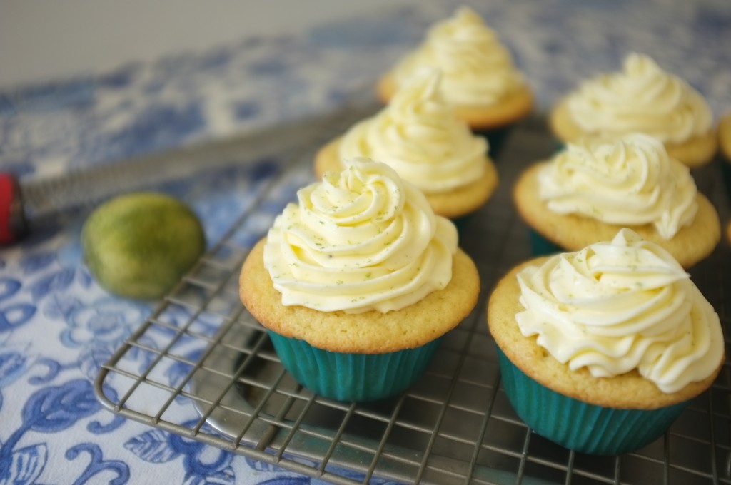 Je râpe encore par dessus la crème au beurre un peu plus de zeste de citron vert 