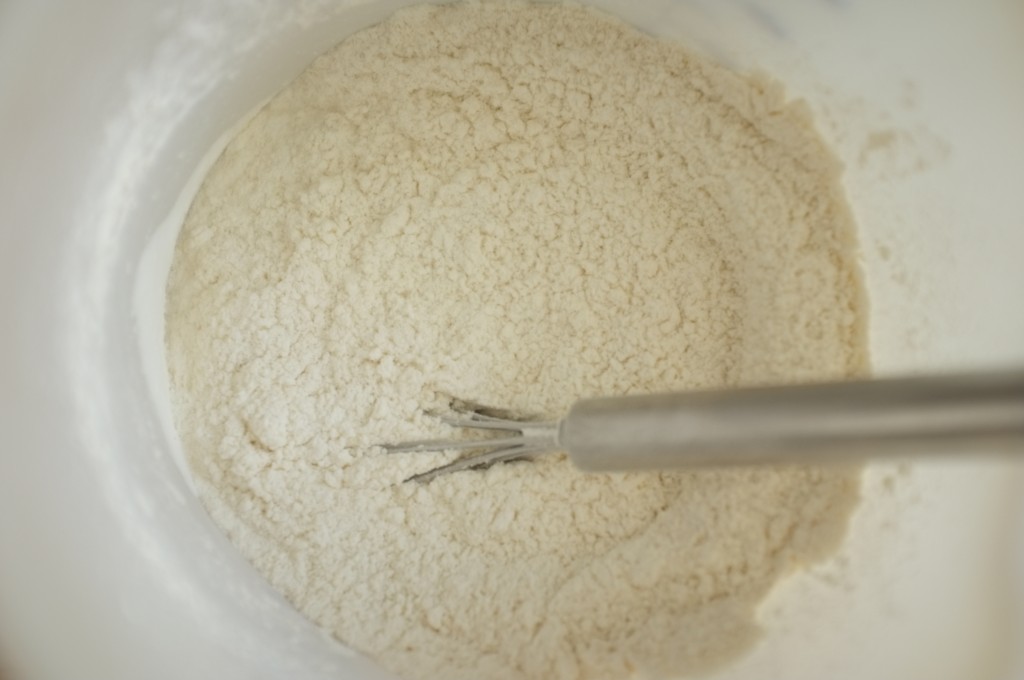 Les ingrédients secs sont  toujours mélangés ensemble avant tout autre addition eu reste de la recette, surtout pour une pâte à tarte sans gluten