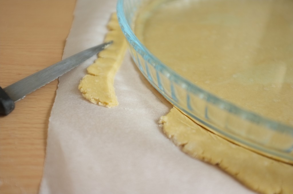 J'utilise un moule à tarte comme modèle de diamètre et je coupe les bords pour qu'ils soient lisses.