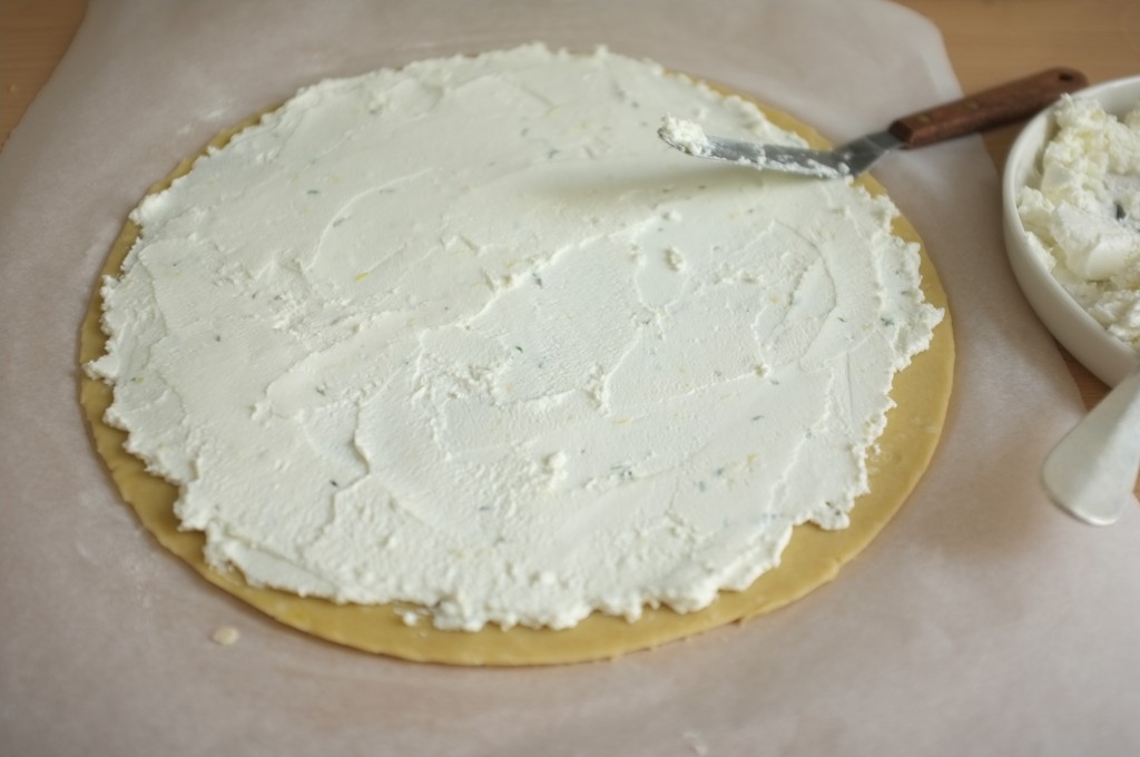 Je tartine le fond de pâte sans gluten avec le fromage de chèvre parfumé