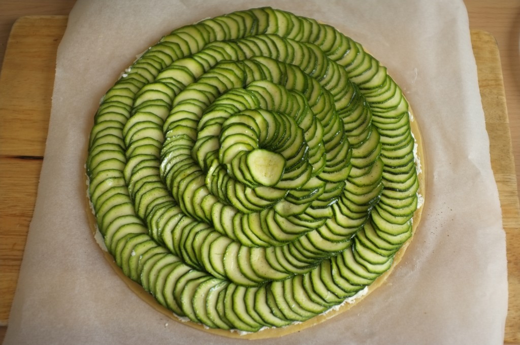 Je dispose les fines rondelles de courgettes, bien serrées et légèrement superposées car la courgette réduit à la cuisson.