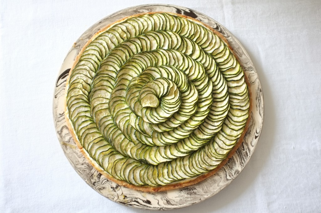 La trtae sans gluten courgette et fromage de chèvre frais sur la table du déjeuner