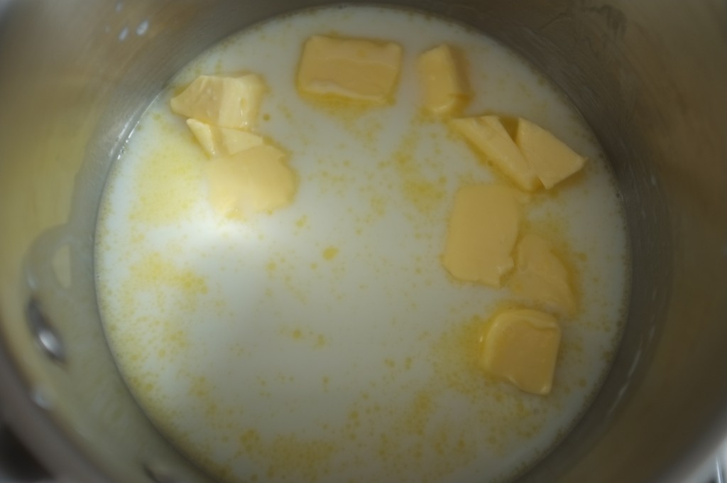 Le beurre, lait et eau chauffent doucement à la casserole.