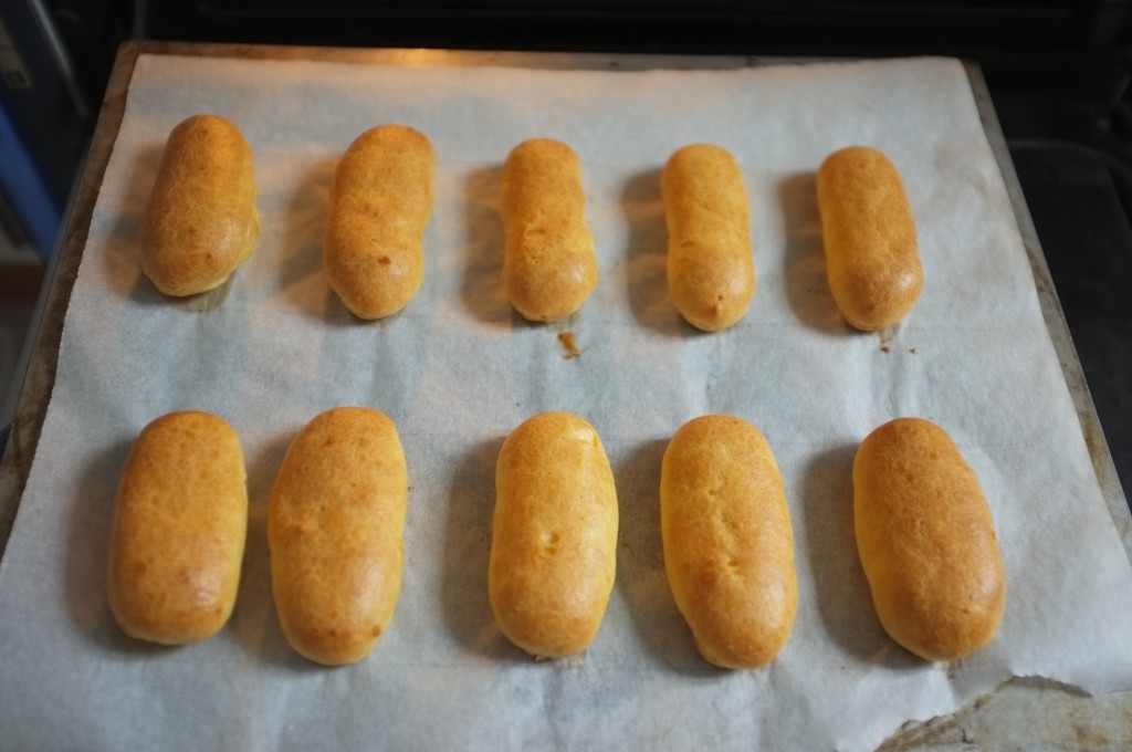 Voici les minis éclairs sans gluten à la sortie du four, tout bombés, tout dorés...