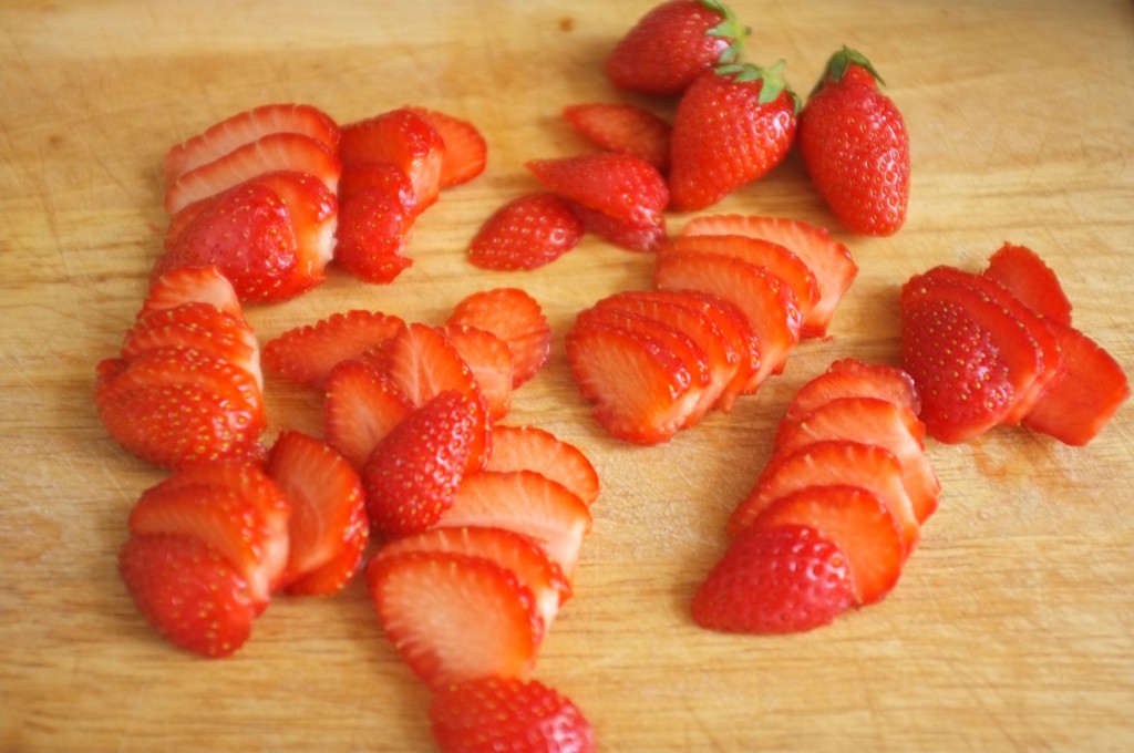 Les fraises sont découpées en fines lamelles