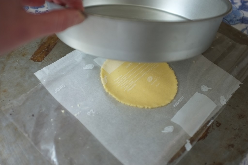 Lorsque je n'ai pas ma presse à tortillas, voilà comment je les écrase: un plaque de cuisson et un moule à fond plat, et toujours entre deux feuilles de plastiques de sac de congélation.