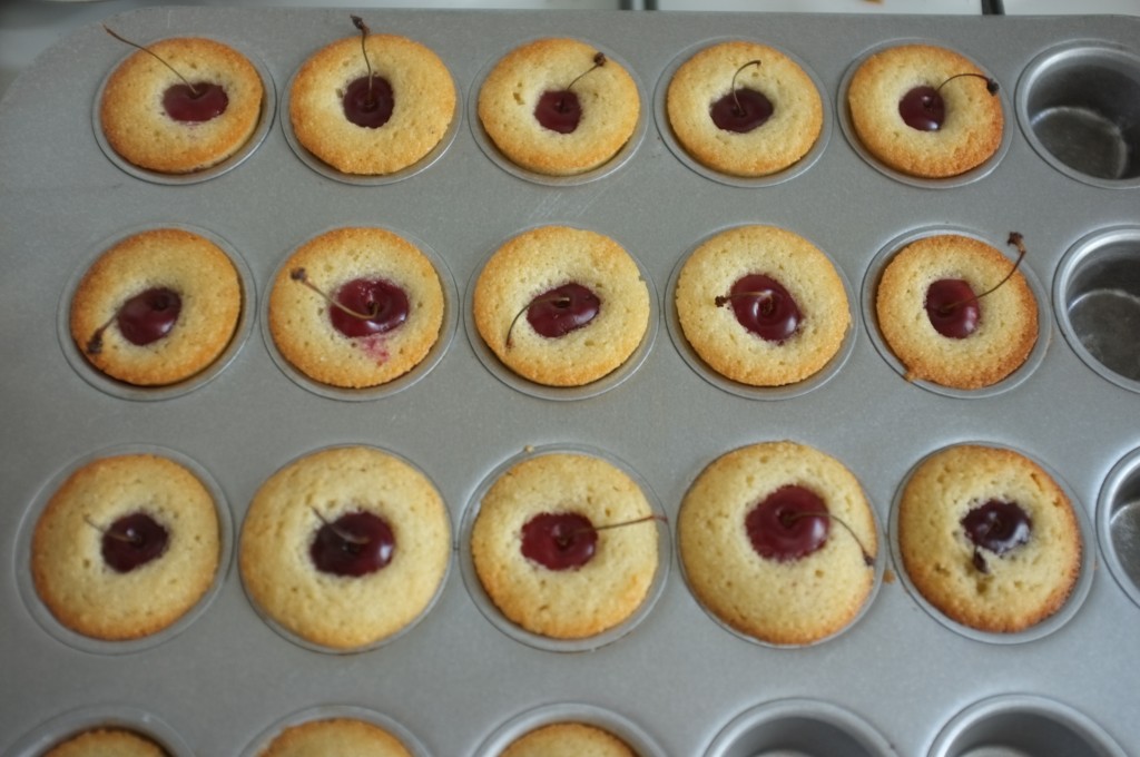 Les mini-financiers sans gluten à la cerise à la sortie du four