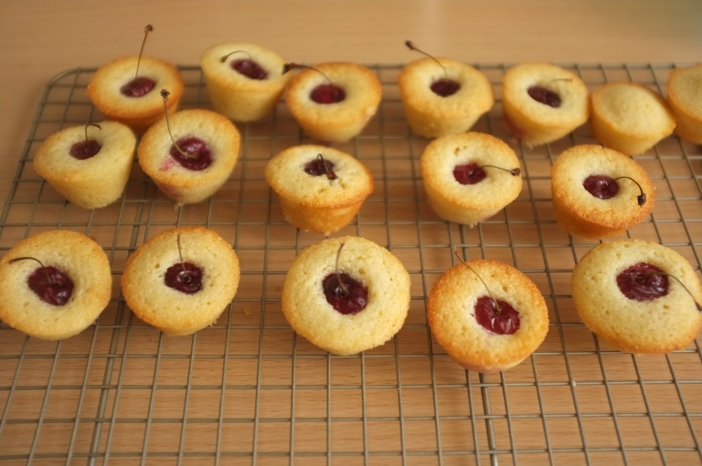 Les mini financiers sans gluten à la cerise refroidisse sur une grille