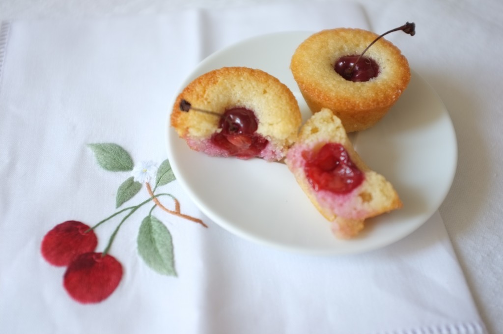 Le mini financier sans gluten à la cerise, tellement tendre et parfumé...