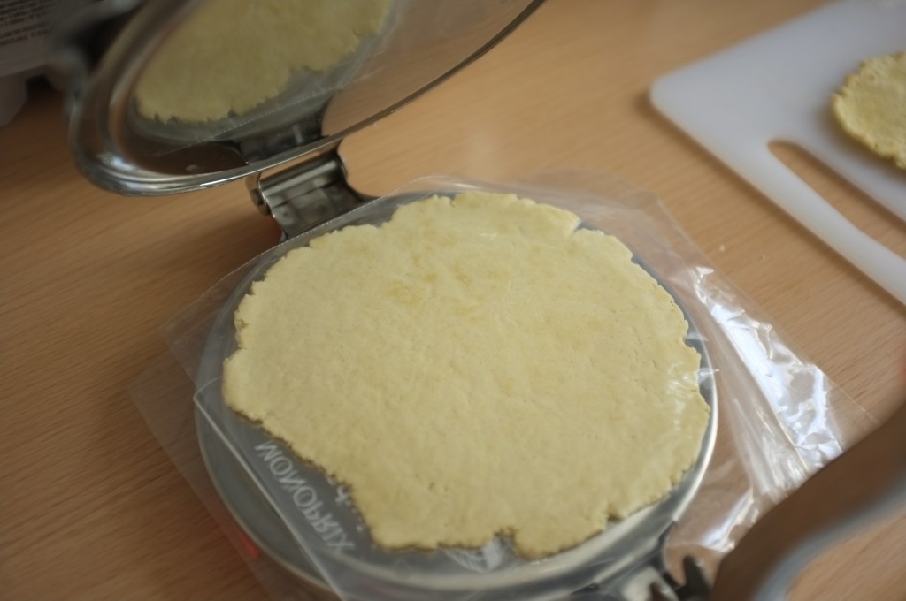 J'aplatie la petite boule de pâte dans ma presse à tortilla, la pâte entre deux feuilles plastique de sachet de congélation.