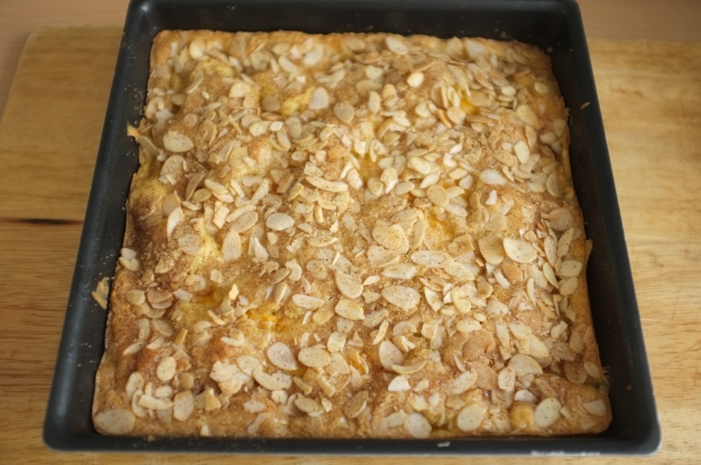 Le gâteau sans gluten pêche et amande à la sortie dur four